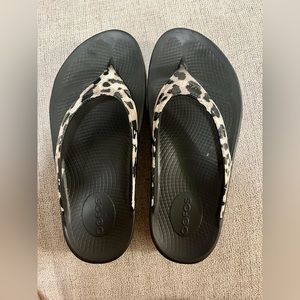 Oofos OOLALA Sandal- Black with Leopard Print